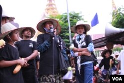 ក្រុម​អ្នក​តវ៉ា​មក​ពី​សហគមន៍​ ដែល​មាន​ជម្លោះ​ដី​ធ្លី​ប្រមាណ​១០០០​នាក់​ នៅ​ក្នុង​រាជធានី​ភ្នំពេញ​ បាន​ហែ​ញតិ្ត​ទៅ​ដាក់​រដ្ឋ​សភាជាតិ​ ក្នុង​ឱកាស​ទិវា​លំនៅដ្ឋាន​ពិភពលោក​ខួប​លើក​ទី​៣០ កាល​ពី​ថ្ងៃ​ទី​៥ ខែ​តុលា ឆ្នាំ​២០១៥។ (ឡេង ឡែន/VOA)