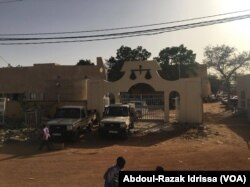Devant la cour de Justice, à Niamey, Niger, le 13 mars 2017. (VOA/Abdoul-Razak Idrissa)