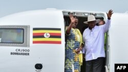 Le président ougandais, Yoweri Museveni et la Première Dame, Janet Museveni dans l'avion nouvellement acquis de la compagnie Uganda Airlines Bombardier CRJ900 sur la piste de l'aéroport d'Entebbe, à la périphérie de Kampala, le 23 avril 2019.