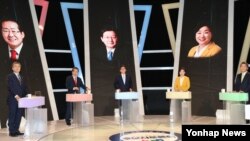 한국 대선 마지막 TV 토론이 열린 2일 서울 상암동 MBC 스튜디오에서 후보들이 토론을 준비하고 있다. 왼쪽부터 더불어민주당 문재인, 자유한국당 홍준표, 바른정당 유승민, 정의당 심상정, 국민의당 안철수 대선후보.