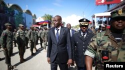 លោក​ប្រធានាធិបតី​ហៃទី Jovenel Moise (រូប​កណ្តាល) ពិនិត្យ​មើល​ទាហាន​ នៅ​មុន​ពេល​ដើរ​ក្បួន Haitian Armed Forces នៅ​តាម​ផ្លូវ Cap-Haitien ប្រទេស​ហៃទី កាលពី​ថ្ងៃទី១៨ ខែវិច្ឆិកា ឆ្នាំ២០១៧។