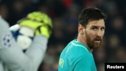 Lionel Messi joue contre le Paris St Germain au Parc Des Princes, Paris, France, le 14 février 2017.