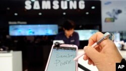 Des clients griffonnent sur un nouveau smartphone Samsung dans un magasin de détail à Taipei, Taiwan. 