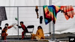Dua anak pengungsi Afghanistan bermain di kamp penampungan sementara di pangkalan militer AS di McGuire Dix Lakehurst, New Jersey (foto: dok). 