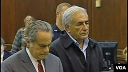 Dominique Strauss-Kahn dan pengacaranya saat hadir di pengadilan Manhattan, New York (17/5).