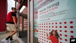 미국 펜실베니아주 유니온타운의 타겟 마트에 채용 공고가 붙어있다. 