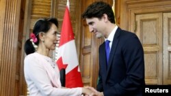 Aung San Suu Kyi en compagnie du Premier ministre canadien, Justin Trudeau, Ottawa, Canada, le 7 juin 2017.