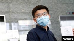 Aktivis prodemokrasi, Joshua Wong, mengajukan surat pencalonan diri untuk menjadi anggota dewan legislatif dalam pemilihan lokal di Hong Kong, Senin (20/7). (REUTERS/Tyrone Siu)
