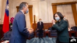 AQSh Kongressi vakili Mark Takano Tayvan Prezidenti Tsay Inven bilan Taybeyda ko'rishmoqda