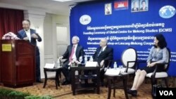 ក្រុមអ្នកមុខអ្នកការចូលរួមពិធីសម្ភោធ មជ្ឈមណ្ឌលសកលដើម្បីសិក្សាតំបន់មេគង្គ ដែលគាំទ្រដោយប្រទេសចិន នៅក្រុងភ្នំពេញ កាលពីថ្ងៃទី២៨ ខែកញ្ញា ឆ្នាំ២០១៧។ (អូន ឆេងប៉រ/VOA) 