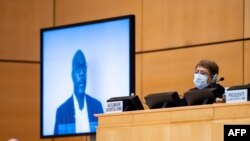 백인 경찰의 목 누르기 체포 과정에서 사망한 흑인 남성 조지 플로이드의 동생 필로니스 플로이드 씨가 17일 스위스 제네바에서 열린 유엔 인권이사회 긴급회의에서 증언하고, 유엔에 미국 경찰의 흑인 살해와 평화적인 시위대에 대한 폭력을 수사하기 위한 독립적인 위원회 설립을 요청했다.