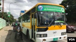 រថយន្ត​ក្រុង​ឈប់​នៅ​អំឡុង​ពេល​ភ្លើង​ស្តុប​ពណ៌ក្រហម និង រៀប​ដំណើរ​ចេញ​ទៅ​ចំណត​រង់ចាំ​មួយ​ទៀត​នៅ​លើ​មហាវិថី​ព្រះមុន្នីវង្ស រាជធានីភ្នំពេញ កាលពី​ថ្ងៃទី២៨​ ខែកក្កដា ឆ្នាំ២០១៧។ (ហ៊ីង សុជាតា/VOA) 