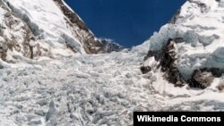 Everest'te çığ nedeniyle karla altında kalan dağcı kampları