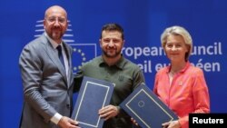 Եվրոպական խորհրդի նախագահ Շառլ Միշելը, Ուկրաինայի նախագահ Վոլոդիմիր Զելենսկին և Եվրահանձնաժողովի նախագահ Ուրսուլա ֆոն դեր Լեյենը մասնակցում են ԵՄ-ի հետ անվտանգության համաձայնագրի ստորագրման արարողությանը Բրյուսելում, Բելգիա, 2024 թվականի հունիսի 27, REUTERS