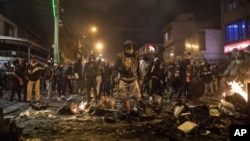 Para demonstran bentrok dengan polisi di distrik Villa Luz, Bogota, Kolombia (foto: dok).