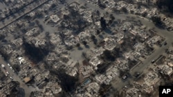 加利福尼亚圣罗沙被大火烧毁的街区