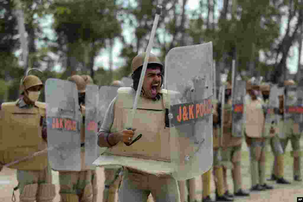 کشمیر کے دونوں حصوں کو الگ کرنے والی لائن آف کنٹرول پر بھارت اور پاکستان دونوں کی افواج موجود ہیں۔ &nbsp; 