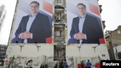 Predizborni bilbordi sa likom Aleksandra Vučića (REUTERS/Marko Djurica)