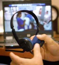 Seorang dokter menyiapkan headset sebelum melakukan telemedisin. (Foto: ilustrasi).