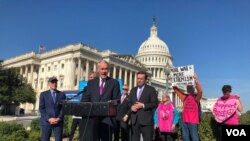 미국 연방의사당 앞에서 열린 기자회견에서 에드워드 마키 민주당 상원의원(연단)이 연설을 하고 있다.