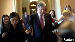 Senator Džo Mančin razgovara sa novinarima prije sastanka o infrastrukturi, na Kapitol hilu, Vašington, 23. juna 2021.