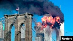 Dünya Ticarət Mərkəzinin ikinci qülləsi təyyarə vurulduqdan sonra alova bürünür. 11 sentyabr, 2001.