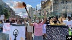 រូបឯកសារ៖ ក្រុម​បាតុករ​កាន់​ផ្ទាំង​ពាក្យ​ស្លោក​ ក្នុង​ពេល​ធ្វើ​បាតុកម្ម​នៅ​ទីក្រុង​រ៉ង់ហ្គូន ប្រទេស​មីយ៉ាន់ម៉ា ថ្ងៃទី១៤ ខែកក្កដា ឆ្នាំ២០២១។ 