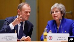 Presiden Dewan Eropa Donald Tusk (kiri) dan PM Inggris Theresa May dalam pertemuan di Brussels, Belgia, Minggu (25/11). Inggris dan Uni Eropa dan mencapai persetujuan tentang keluarnya Inggris dari blok Uni Eropa.