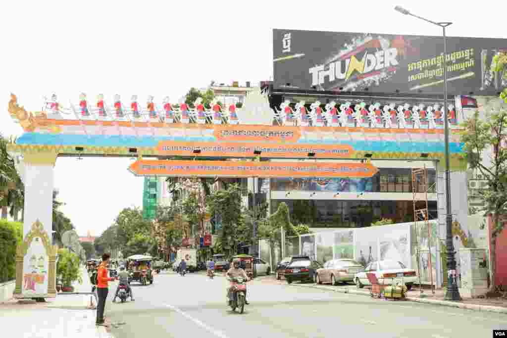 របា​កាត់​ទទឹង​ផ្លូវ​ ដើម្បី​អបអរសាទរ​ព្រះរាជពិធីបុណ្យ​អុំទូក បណ្ដែត​ប្រទីប និង​សំពះ​ព្រះខែ អក​អំបុក ត្រូវ​បាន​តម្លើង​រួច​នៅលើ​វិថី​ព្រះនរោត្តម រាជធានី​ភ្នំពេញ​ កាលពី​ថ្ងៃទី​១៩ ខែ​វិច្ឆិកា ឆ្នាំ ២០១៨។(ទុំ ម្លិះ/VOA)