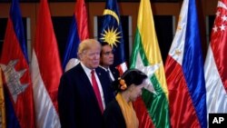 រូបឯកសារ៖ លោកប្រធានាធិបតីអាមេរិក ដូណាល់​ ត្រាំ ចូលរួមកិច្ចប្រជុំកំពូលអាស៊ាន-អាមេរិក នៅទីក្រុងម៉ានីល ប្រទេសហ្វីលីពីន កាលពីថ្ងៃទី១៣ ខែវិច្ឆិកា ឆ្នាំ២០១៧។