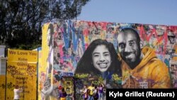 Les fans se rassemblent autour d'une peinture murale de Kobe Bryant et de sa fille Gianna Bryant lors d'un mémorial public pour eux et sept autres personnes tuées dans un accident d'hélicoptère, Californie, le 24 février 2020.