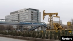 Pompa angguk minyak yang dibuat sebagai alat pameran di depan kantor Tengizchevroil LLP, di Kota Atyrau, barat Kazakhstan, 7 Desember 2016. (Foto:dok)