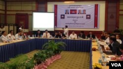 វាគ្មិន​ដែល​បាន​ចូល​រួម​ក្នុង​​សិក្ខាសាលា​ បាន​លើកឡើង​អំពី​​បញ្ហា​អត្តសញ្ញាណ​បណ្ណ​សម្រាប់​ពលរដ្ឋ​ខ្មែរ។​