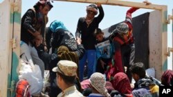 Warga sipil yang berusaha menyelamatkan diri dari rumah mereka di Fallujah akibat pertempuran antara pasukan keamanan Irak dan ISIS, tiba di lokasi sekitar 65 kilometer luar kota Fallujah, sebelah barat kota Baghdad, Irak (Foto: dok).