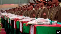 جنازه های سربازان کشته شده، با تشریفات خاص، به خانواده های شان سپرده شدند