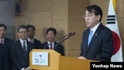 이석준 한국 국무조정실장이 8일 서울 세종로 정부서울청사에서 북한 관련 금융 제재 대상을 확대하고 해운 제재를 강화하는 내용을 골자로 한 독자 대북 제재 조치를 발표하고 있다.