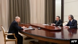 블라디미르 푸틴(왼쪽) 러시아 대통령과 라파엘 그로시(오른쪽) 국제원자력기구(IAEA) 사무총장이 6일 소치에서 회동하고 있다. 가운데는 러시아 국영 원자력 에너지 기업 '로사톰' 알렉세이 리하체프 대표.