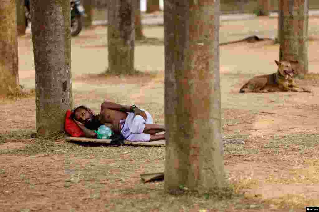 یک روز گرم تابستانی در یکی از پارک&zwnj;های شهر داکه، پایتخت بنگله&zwnj;دیش