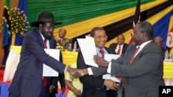 Presiden Sudan Selatan Salva Kiir (kiri) berjabat tangan dengan pemimpin pemberontak Riek Machar (kanan) dalam pembicaraan perdamaian sebelumnya (21/1). 