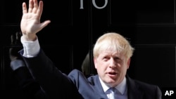 Britanski premijer Boris Džonson ispred rezidencije premijera u Dauning stritu 10 u Londonu