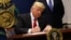 Presiden AS Donald Trump menandatangani sebuah keputusan eksekutif (foto: dok).