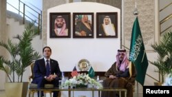 የአሜሪካ የውጪ ጉዳይ ምኒስትር ማርኮ ሩቢዮ ከሳዑዲ የውጪ ጉዳይ ምኒስትር ልዑል ፋይሳል ቢን ፋርጃን አል ሳዑድ ጋራ ሪያድ