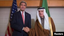 Le secrétaire d'Etat américain John Kerry avec son homologue saoudien Adel bin Ahmed Al-Jubeir, le 17 décembre 2015. (REUTERS/Bryan Smith/Pool)