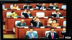 រូបឯកសារ៖ ក្រុម​តំណាង​រាស្រ្ត​គណបក្ស​កាន់អំណាច​​លើកដៃ​អនុម័ត​​សេចក្តី​ស្នើ​ធ្វើ​វិសោធនកម្ម​ច្បាប់​ពាក់ព័ន្ធ នឹង​ការ​បោះ​ឆ្នោត ក្នុង​សំឡេង​៦៧ លើ​៦៧ នៅ​ថ្ងៃទី​១៦ ខែ​តុលា ឆ្នាំ២០១៧។ (កាន់​ ​វិច្ឆិកា/VOA)