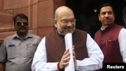 Menteri Dalam Negeri India, Amit Shah, memberikan keterangan kepada media setibanya di gedung parlemen di New Delhi, India, 5 Agustus 2019. 