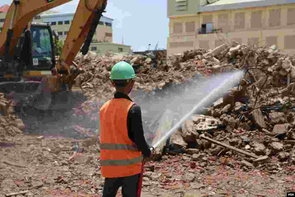 ទិដ្ឋភាព​នៃ​ការ​វាយកម្ទេច​អគារប៊ូឌីញ​ "អគារ ស​" ក្នុង​រាជធានី​ភ្នំពេញ​ នាថ្ងៃទី៣​ ខែសីហា​ ឆ្នាំ២០១៧។ ​អគារ​ប៊ូឌីញ​ កសាង​ឡើង​ក្នុង​អំឡុង​ឆ្នាំ១៩៦០​ ហើយ​អគារ​នេះ​ចាប់ផ្តើម​វាយកម្ទេច​នា​ខែ​ កក្កដា​ ឆ្នាំ​២០១៧។ ​(រ៉ាវី សុភារ័ត្ន/VOA)