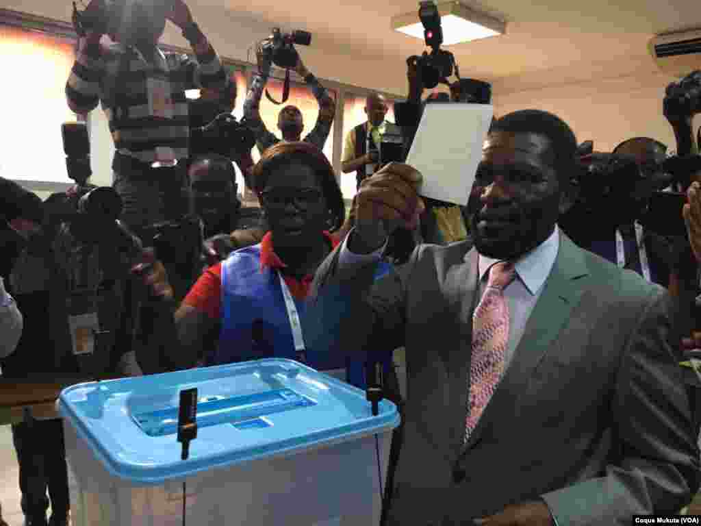Isaias Samakuva, chef de l&#39;UNITA, vote à Luanda, Angola, 23 août 2017.