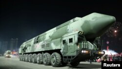 8일 열병식에서 고체연료 추진 대륙간탄도미사일(ICBM)로 추정되는 신형 미사일이 이동식발사대(TEL)에 실려 이동 중이다. 