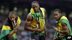 Para pelari Jamaika merayakan kemenangan mereka dalam lari 200 meter. Usain Bolt (tengah) meraih medali emas, Warren Weir (kiri) perunggu dan Youhan Blake mengantongi medali perak (9/8).
