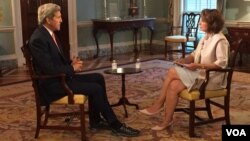 美国国务卿克里在国务院接受美国之音波斯语组记者的采访 (2015年7月20日)